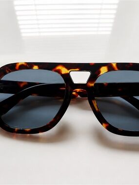 Blue lense tortoise shell sunnies